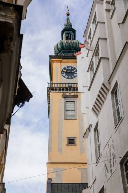 Linz, Avusturya, 27 Ağustos 2021: Ortaçağ Katolik Barok Stadtpfarrkirche with tower, Parish Church at Pfarrplats, eski şehir caddesi, güneşli yaz günü, taş gotik ve rönesans binaları cephesi