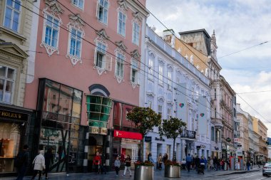 Linz, Avusturya, 27 Ağustos 2021: Dar resimli cadde, ortaçağ şehrinin tarihi merkezinde renkli binalar cephesi, yaz güneşli bir günde rönesans ve barok evler, ahşap pencereli kafe