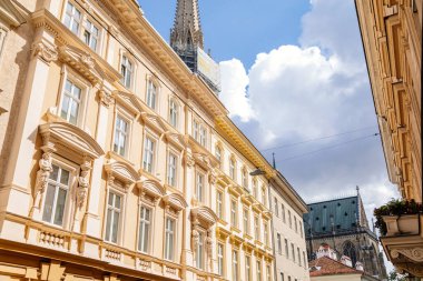 Linz, Avusturya, 27 Ağustos 2021: Dar resimli cadde, ortaçağ şehrinin tarihi merkezinde renkli binalar cephesi, yaz güneşli bir günde rönesans ve barok evler, ahşap pencereli kafe