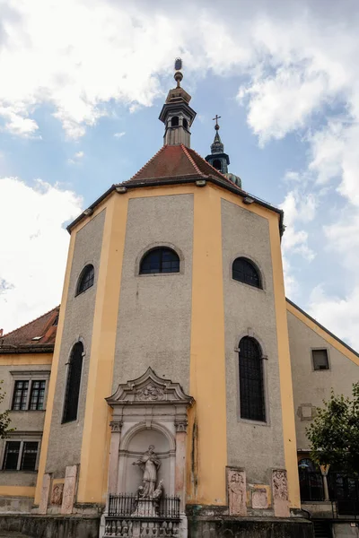 Linz Österreich August 2021 Mittelalterliche Katholische Barockstadtpfarrkirche Mit Turm Pfarrkirche — Stockfoto