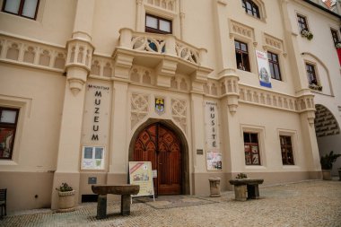 Tabor, Güney Bohemya, Çek Cumhuriyeti, 29 Ağustos 2021: Saat kulesi ve Hussitizm müzesi olan eski Rönesans belediye binası, tarihi bina üzerinde geç dönem gotik izleme merkezi, güneşli yaz günü