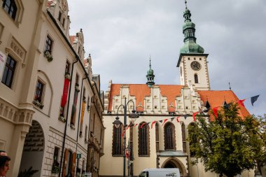 Tabor, Güney Bohemya, Çek Cumhuriyeti, 29 Ağustos 2021: Jan Zizka 'nın ana meydanındaki Gotik Şekil Değiştirme Kilisesi Saat Kulesi, Ortaçağ şehri, yaz günü