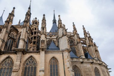 Kutna Hora, Orta Bohemya, Çek Cumhuriyeti, 5 Mart 2022: Lancet pencereli St. Barbara Kilisesi, Benzersiz gotik taş katedrali, kimeralar ve heykeller, barok heykeller, kemerler ve payandaları