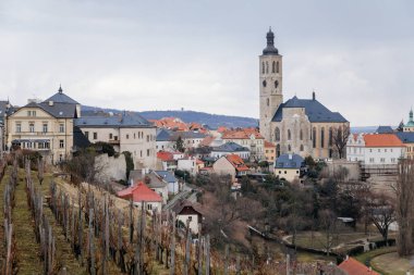 Kutna Hora, Orta Bohemya, Çek Cumhuriyeti, 5 Mart 2022: Gotik St. James veya Kostel Kilisesi. Jakuba 'da çan ve saat kulesi, eski kasabada ortaçağ mimarisi, pencereler...