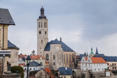 Kutna Hora, Orta Bohemya, Çek Cumhuriyeti, 5 Mart 2022: Gotik St. James veya Kostel Kilisesi. Jakuba 'da çan ve saat kulesi, eski kasabada ortaçağ mimarisi, pencereler...
