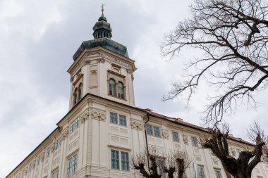 Kutna Hora, Orta Bohemya, Çek Cumhuriyeti, 5 Mart 2022: Kulesi ve kubbesi olan Barok Eski Cizvit Koleji, eski kentte ortaçağ mimarisi gotik ve rönesansı, bayırdaki üzüm bağları
