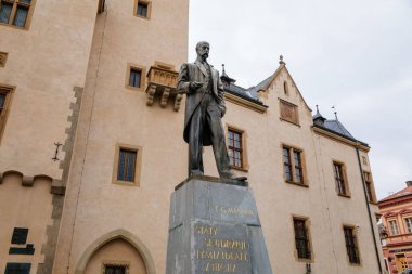 Kutna Hora, Orta Bohemya, Çek Cumhuriyeti, 5 Mart 2022: İtalya Avlusu veya Vlassky dthe tower, ortaçağ mimarisi gotik ve rönesans, ilk cumhurbaşkanı Tomas Masaryk 'ın anıtı