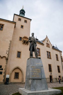 Kutna Hora, Orta Bohemya, Çek Cumhuriyeti, 5 Mart 2022: İtalya Avlusu veya Vlassky dthe tower, ortaçağ mimarisi gotik ve rönesans, ilk cumhurbaşkanı Tomas Masaryk 'ın anıtı
