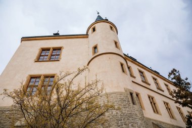 Kutna Hora, Orta Bohemya, Çek Cumhuriyeti, 5 Mart 2022: İtalya Avlusu ya da Vlassky dthe tower, ortaçağ mimarisi gotik ve rönesans, pencere ve kapı kemerli kule, güneşli gün