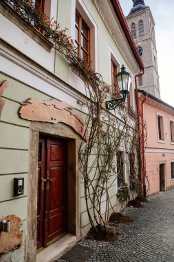 Kutna Hora, Çek Cumhuriyeti, 5 Mart 2022: Ortaçağ kenti, Rönesans ve Barok tarihi binaları, Gümüş Müzesi 'ndeki renkli binalarla dolu dar resim caddesi 