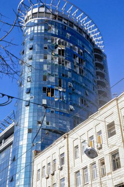 Kyiv, Ukrayna, 17 Mart 2022: Rusya 'nın Ukrayna' ya karşı savaşı. Ukrayna 'nın başkenti Kyiv' deki düşman uçakları tarafından hasar gören bir idari bina, Rus roket saldırısı sonrasında yıkılan daireler