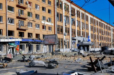 Kyiv, Ukrayna, 17 Mart 2022: Rusya 'nın Ukrayna' ya karşı savaşı. Ukrayna 'nın başkenti Kyiv' deki düşman uçakları tarafından hasar görmüş bir yerleşim yeri. Rus roket saldırısı sonrası yıkılan daireler.