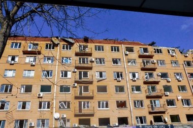 Kyiv, Ukrayna, 17 Mart 2022: Rusya 'nın Ukrayna' ya karşı savaşı. Ukrayna 'nın başkenti Kyiv' deki düşman uçakları tarafından hasar görmüş bir yerleşim yeri. Rus roket saldırısı sonrası yıkılan daireler.