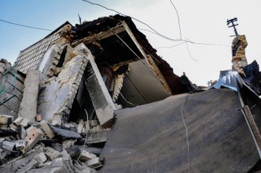 Kyiv, Ukrayna, 17 Mart 2022: Rusya 'nın Ukrayna' ya karşı savaşı. Ukrayna 'nın başkenti Kyiv' deki düşman uçakları tarafından hasar görmüş bir yerleşim yeri. Rus roket saldırısı sonrası yıkılan daireler.