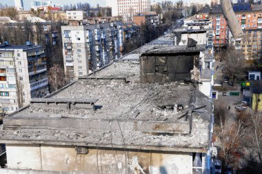 Kyiv, Ukrayna, 17 Mart 2022: Rusya 'nın Ukrayna' ya karşı savaşı. Ukrayna 'nın başkenti Kyiv' deki düşman uçakları tarafından hasar görmüş bir yerleşim yeri. Rus roket saldırısı sonrası yıkılan daireler.