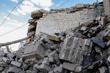 Kyiv, Ukrayna, 17 Mart 2022: Rusya 'nın Ukrayna' ya karşı savaşı. Ukrayna 'nın başkenti Kyiv' deki düşman uçakları tarafından hasar görmüş bir yerleşim yeri. Rus roket saldırısı sonrası yıkılan daireler.