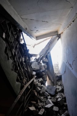 Kyiv, Ukrayna, 17 Mart 2022: Rusya 'nın Ukrayna' ya karşı savaşı. Ukrayna 'nın başkenti Kyiv' deki düşman uçakları tarafından hasar görmüş bir yerleşim yeri. Rus roket saldırısı sonrası yıkılan daireler.