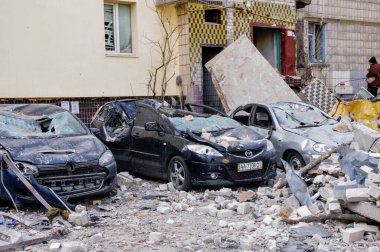 Kyiv, Ukrayna, 17 Mart 2022: Rusya 'nın Ukrayna' ya karşı savaşı. Ukrayna 'nın başkenti Kyiv' deki düşman uçakları tarafından hasar görmüş bir yerleşim yeri. Rus roket saldırısı sonrası yıkılan daireler.