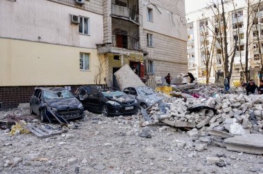 Kyiv, Ukrayna, 17 Mart 2022: Rusya 'nın Ukrayna' ya karşı savaşı. Ukrayna 'nın başkenti Kyiv' deki düşman uçakları tarafından hasar görmüş bir yerleşim yeri. Rus roket saldırısı sonrası yıkılan daireler.