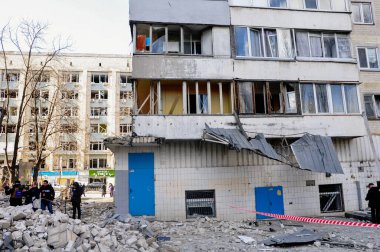 Kyiv, Ukrayna, 17 Mart 2022: Rusya 'nın Ukrayna' ya karşı savaşı. Ukrayna 'nın başkenti Kyiv' deki düşman uçakları tarafından hasar görmüş bir yerleşim yeri. Rus roket saldırısı sonrası yıkılan daireler.