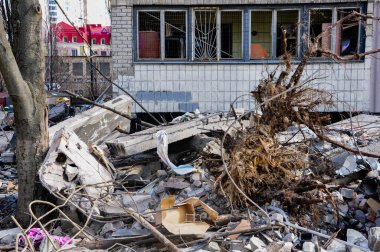 Kyiv, Ukrayna, 17 Mart 2022: Rusya 'nın Ukrayna' ya karşı savaşı. Ukrayna 'nın başkenti Kyiv' deki düşman uçakları tarafından hasar görmüş bir yerleşim yeri. Rus roket saldırısı sonrası yıkılan daireler.