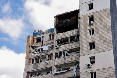 Kyiv, Ukrayna, 17 Mart 2022: Rusya 'nın Ukrayna' ya karşı savaşı. Ukrayna 'nın başkenti Kyiv' deki düşman uçakları tarafından hasar görmüş bir yerleşim yeri. Rus roket saldırısı sonrası yıkılan daireler.