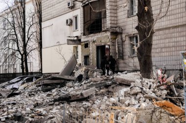 Kyiv, Ukrayna, 17 Mart 2022: Rusya 'nın Ukrayna' ya karşı savaşı. Ukrayna 'nın başkenti Kyiv' deki düşman uçakları tarafından hasar görmüş bir yerleşim yeri. Rus roket saldırısı sonrası yıkılan daireler.