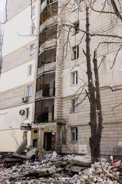 Kyiv, Ukrayna, 17 Mart 2022: Rusya 'nın Ukrayna' ya karşı savaşı. Ukrayna 'nın başkenti Kyiv' deki düşman uçakları tarafından hasar görmüş bir yerleşim yeri. Rus roket saldırısı sonrası yıkılan daireler.