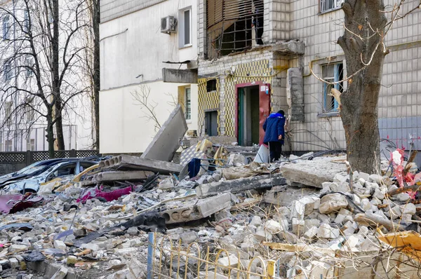 Kyiv, Ukrayna, 17 Mart 2022: Rusya 'nın Ukrayna' ya karşı savaşı. Ukrayna 'nın başkenti Kyiv' deki düşman uçakları tarafından hasar görmüş bir yerleşim yeri. Rus roket saldırısı sonrası yıkılan daireler.