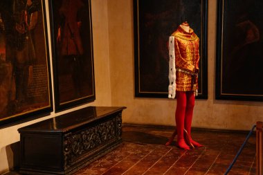 Karlstejn, Çek Cumhuriyeti, 12 Mart 2022: Ortaçağ Gotik kalesi iç mimarisi, antik ahşap oyma mobilyalar, altın işlemeli kırmızı kraliyet bornozu örnekleri, duvarlarında kralların portreleri olan büyük salon