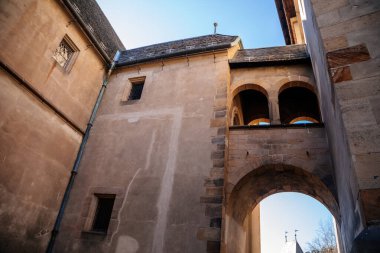 Karlstejn, Bohemya, Çek Cumhuriyeti, 12 Mart 2022: Kral 4. Charles tarafından kurulan eski bir ortaçağ Gotik kalesi, güneşli bahar gününde mavi gökyüzü, ünlü bir dönüm noktası, güçlendirilmiş surlar.