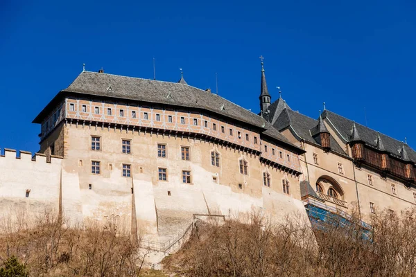 卡尔斯泰恩 捷克共和国波希米亚 2022年3月12日 由查理四世国王建立的中世纪哥特式城堡 春天阳光灿烂的蓝天 著名的地标 — 图库照片