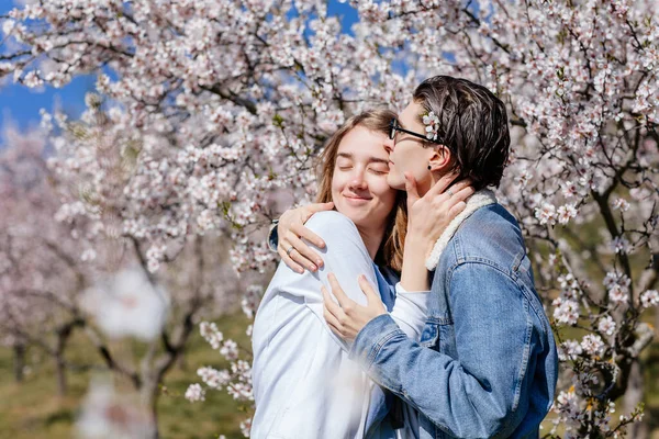Feliz Jovem Casal Adorável Família Desfrutar Caminhar Parque Florescendo Primavera — Fotografia de Stock