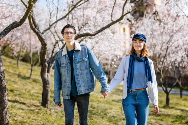 Счастливая Молодая Семья Прекрасная Пара Наслаждаться Прогулкой Весеннем Цветущем Парке — стоковое фото