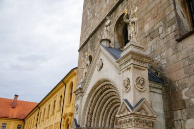 Tepla, Çek Cumhuriyeti, 7 Ağustos 2021: Premonstratensian Manastırı ve Manastırı, Roma 'da kuleleri, gotik kemerli kapısı ve yaz günü azizlerin taş oyulmuş heykelleri