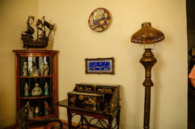 Lazne Kynzvart, Bohemya, Çek Cumhuriyeti, 7 Ağustos 2021: Metternich temsili şato veya kale içi, klasik mobilya, doğu kabinesi, Çin ve Asya yadigarları, biblolar ve işlemeli masa