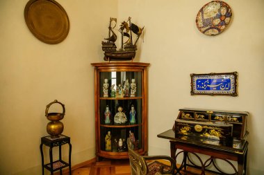 Lazne Kynzvart, Bohemya, Çek Cumhuriyeti, 7 Ağustos 2021: Metternich temsili şato veya kale içi, klasik mobilya, doğu kabinesi, Çin ve Asya yadigarları, biblolar ve işlemeli masa