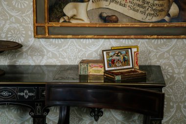 Lazne Kynzvart, Bohemya, Çek Cumhuriyeti, 7 Ağustos 2021: Metternich temsili şato veya kale içi, barok ve klasik mobilya, masada puro içme odası, eski kül tablası, erkek salonu