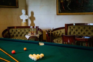 Lazne Kynzvart, Çek Cumhuriyeti, 7 Ağustos 2021: Metternich temsili şato veya kale iç mimarisi, ahşap barok ve bilardo masalı klasik mobilya, beyaz seramik kaplama ocak