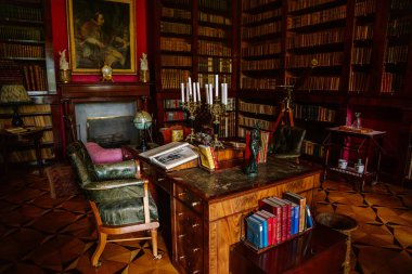 Lazne Kynzvart, Çek Cumhuriyeti, 7 Ağustos 2021: Metternich temsili şato veya kale içi, barok ve klasik mobilyalı kütüphane, ahşap oyma masa ve kitaplıklar, yumuşak koltuklar