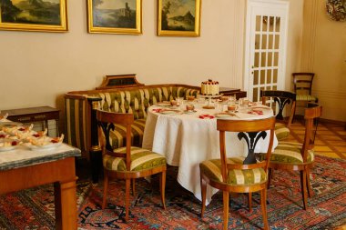 Lazne Kynzvart, Çek Cumhuriyeti, 7 Ağustos 2021: Metternich temsili şato veya kale içi, barok ve klasik mobilyalı oturma odası, masada porselen çay seti, yumuşak koltuklar