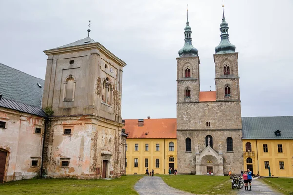 Tepla Czech Republic 2021年8月7日 修道院と修道院 塔のある受胎告知のロマネスク様式の教会 夏の日に聖人の彫刻が施されたゴシック様式のアーチ型ポータル — ストック写真