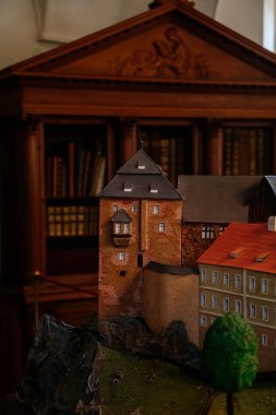 Becov nad Teplou, Batı Bohemya, Çek Cumhuriyeti, 14 Ağustos 2021: Ortaçağ gotik ve daha düşük barok kale modelli şato, kütüphane, savunma kulesi ve yerleşim yeri, antik kale