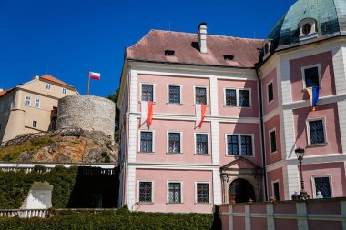 Becov nad Teplou, Batı Bohemya, Çek Cumhuriyeti, 14 Ağustos 2021: Ortaçağ gotik kalesi ve savunma kulesi ve iskan sarayı ile daha düşük barok şatosu, güneşli yaz günlerinde antik kale 