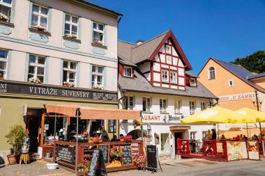 Becov nad Teplou, Batı Bohemya, Çek Cumhuriyeti, 14 Ağustos 2021: Ortaçağ şehrinin tarihi merkezinde renkli binalar, 5 Mayıs 'ta güneşli yaz günü belediye binası yakınlarında barok evler