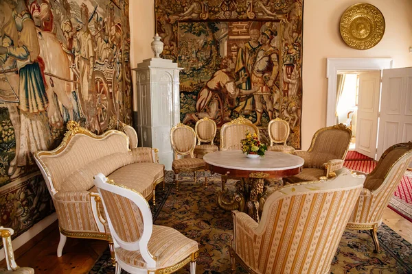 2021年8月14日 捷克共和国西波西米亚 Becov Nad Teplou 城堡和城堡内部 有巴洛克家具 金色沙发和软扶手椅 白色陶瓷瓷砖炉 — 图库照片