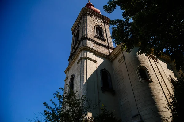 2021年8月14日 捷克共和国西波西米亚 Becov Nad Teplou 中世纪城市历史中心五彩缤纷的建筑 夏日在市政厅附近有钟楼的圣吉里巴洛克教堂 — 图库照片