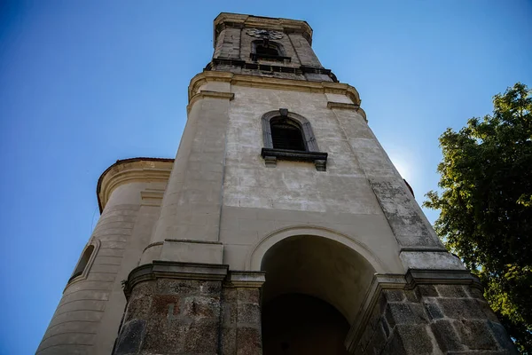 2021年8月14日 捷克共和国西波西米亚 Becov Nad Teplou 中世纪城市历史中心五彩缤纷的建筑 夏日在市政厅附近有钟楼的圣吉里巴洛克教堂 — 图库照片