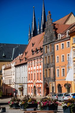 Cheb, Batı Bohemya, Çek Cumhuriyeti, 14 Ağustos 2021: Podebrady Meydanı Kralı George, güneşli yaz gününde Eger, ortaçağ renkli gotik tüccar, tarihi rönesans ve barok binalar