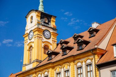 Cheb, Batı Bohemya, Çek Cumhuriyeti, 14 Ağustos 2021: Podebrady Meydanı Kralı George, güneşli bir günde eğer, ortaçağ renkli gotik tarihi rönesans ve barok binalar, kulesi olan belediye binası